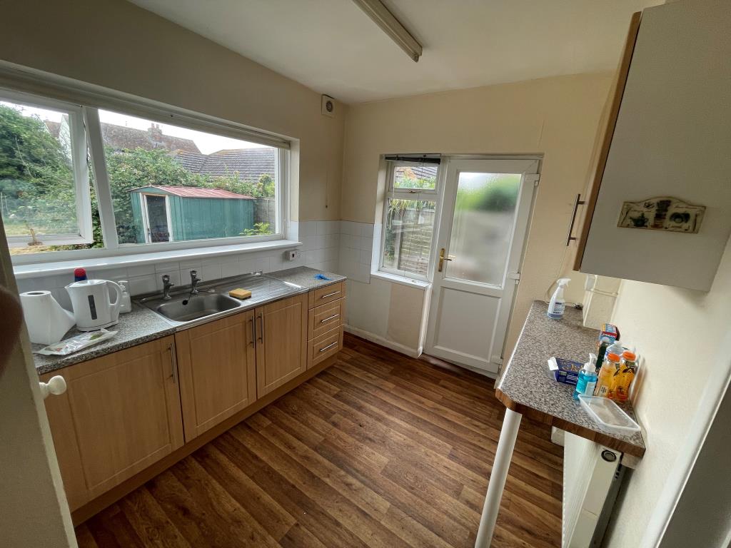 Lot: 129 - DETACHED BLOCK OF FOUR SELF-CONTAINED FLATS - Kitchen with fitted units and access to garden